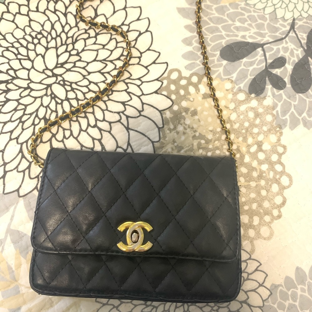 C logo purse